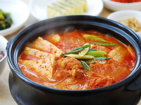 Món kim chi hầm giò heo vị chua cay