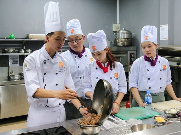 buổi học trong lớp bếp trưởng bếp âu