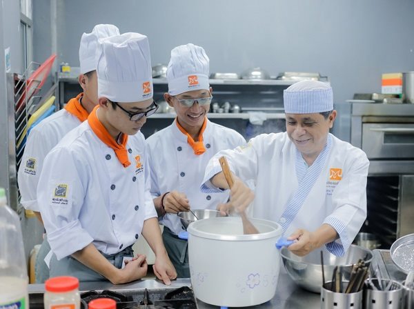 đầu bếp nấu món nhật