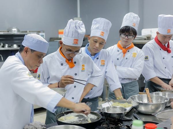 giảng viên bếp Nhật