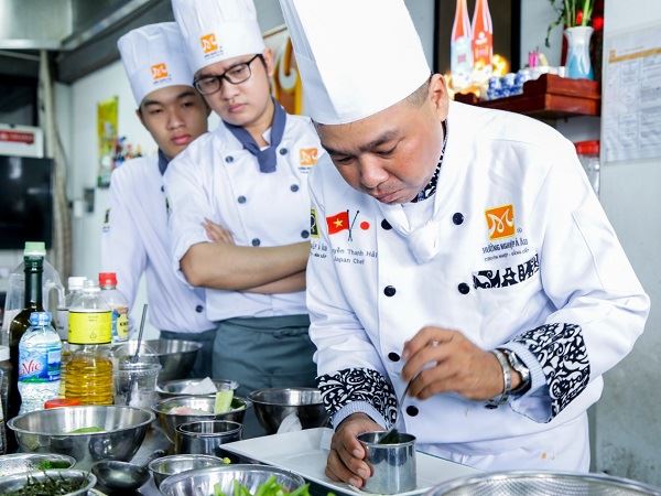 chọn địa điểm uy tín để học bếp trưởng bếp nhật