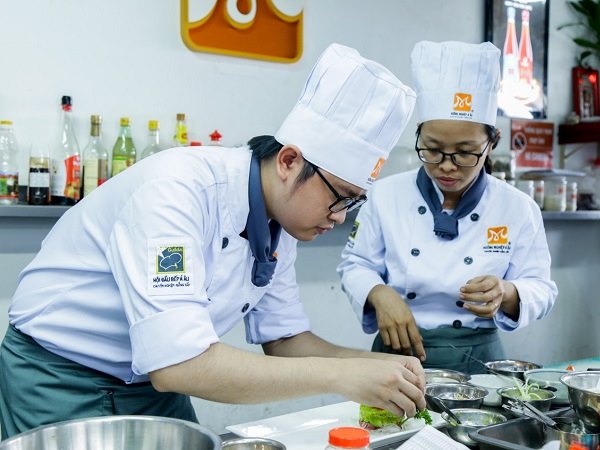 học viên thực hành học nấu món ăn nhật bản