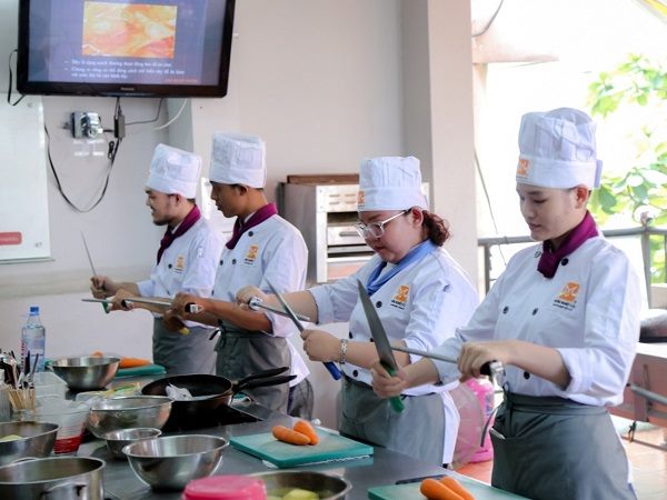 kỹ thuật dùng dao chảo trong bếp âu