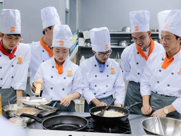 Hà Nội có nhiều bạn trẻ ham mê học nấu ăn
