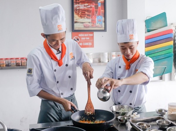 học viên tham gia thực hành trong lớp học