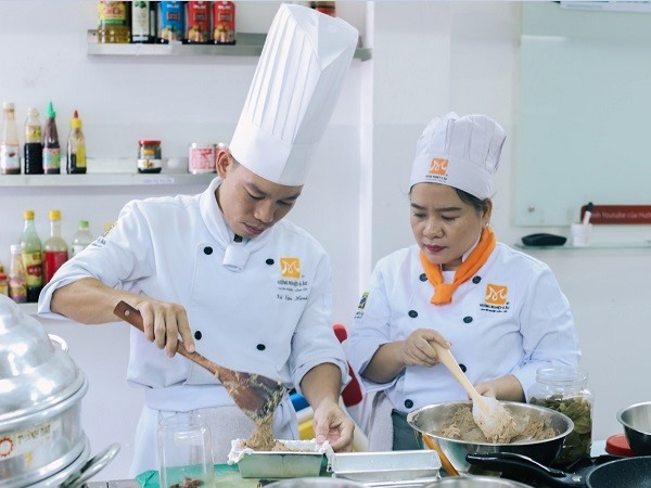 học viên thực hành nấu món Việt