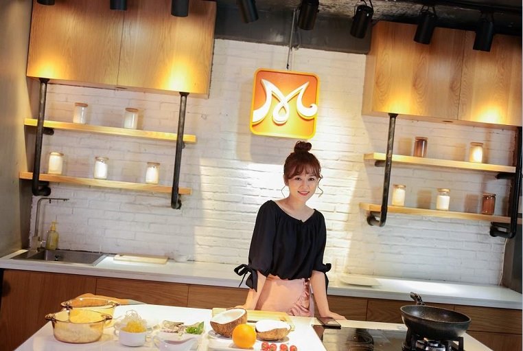Ribi Sachi học nấu ăn gia đình tại HNAEdu